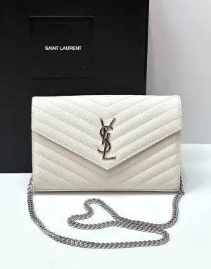 CASSANDRE MATELASSÉ CHAIN WALLET IN GRAIN DE POUDRE EMBOSSED LEATHER white