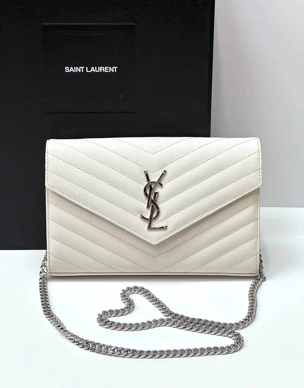 CASSANDRE MATELASSÉ CHAIN WALLET IN GRAIN DE POUDRE EMBOSSED LEATHER white