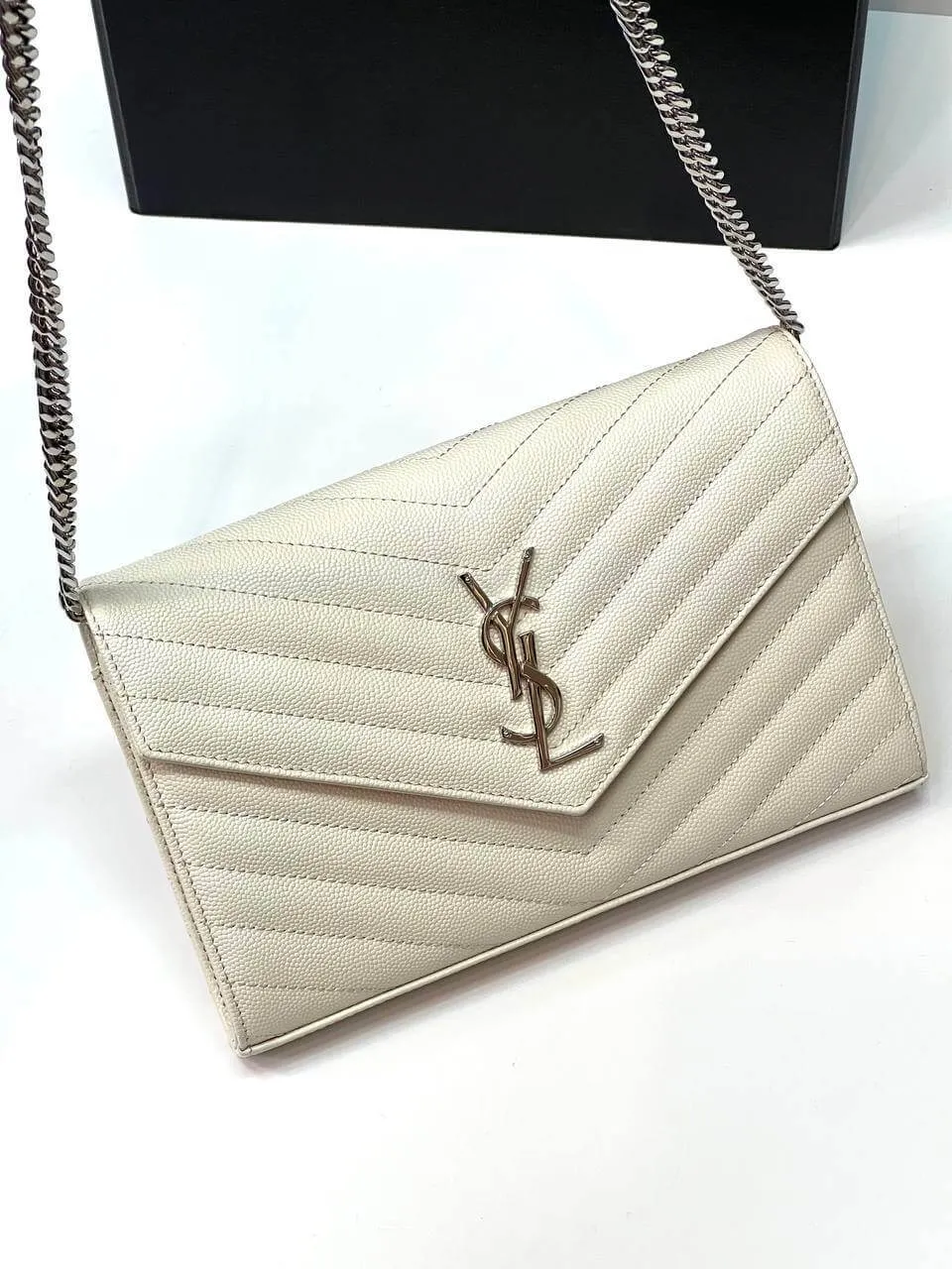 CASSANDRE MATELASSÉ CHAIN WALLET IN GRAIN DE POUDRE EMBOSSED LEATHER white
