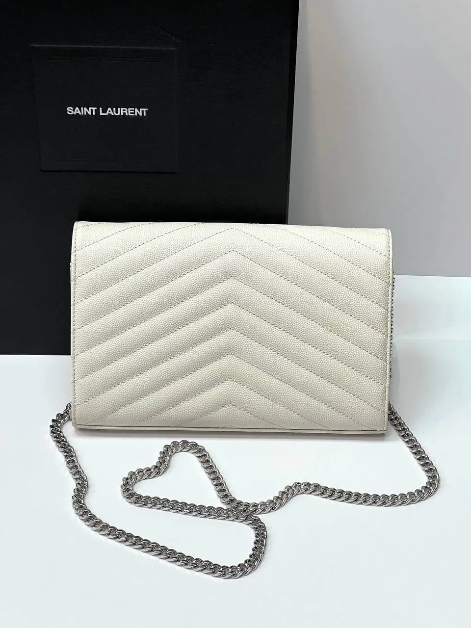 CASSANDRE MATELASSÉ CHAIN WALLET IN GRAIN DE POUDRE EMBOSSED LEATHER white