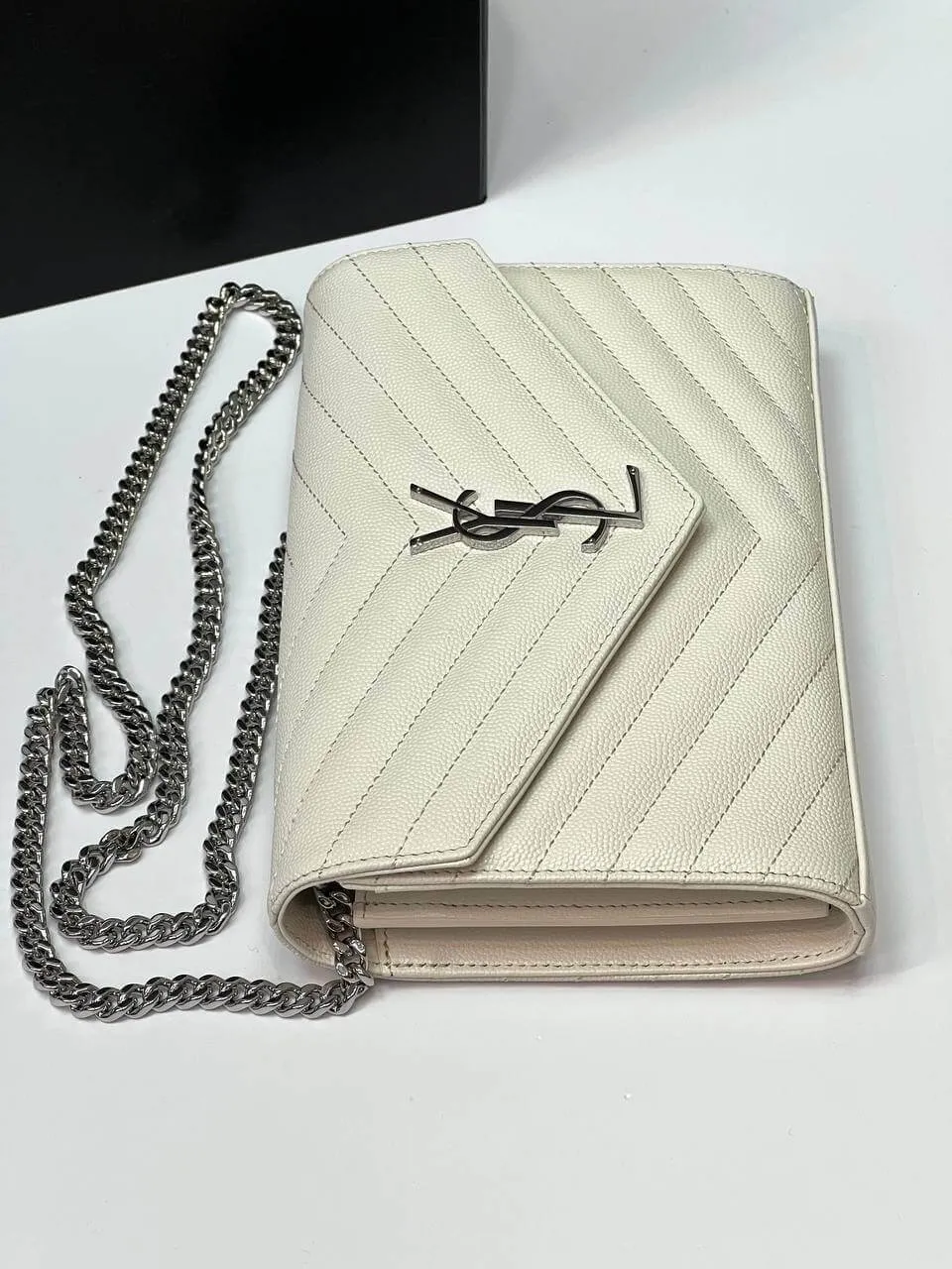 CASSANDRE MATELASSÉ CHAIN WALLET IN GRAIN DE POUDRE EMBOSSED LEATHER white