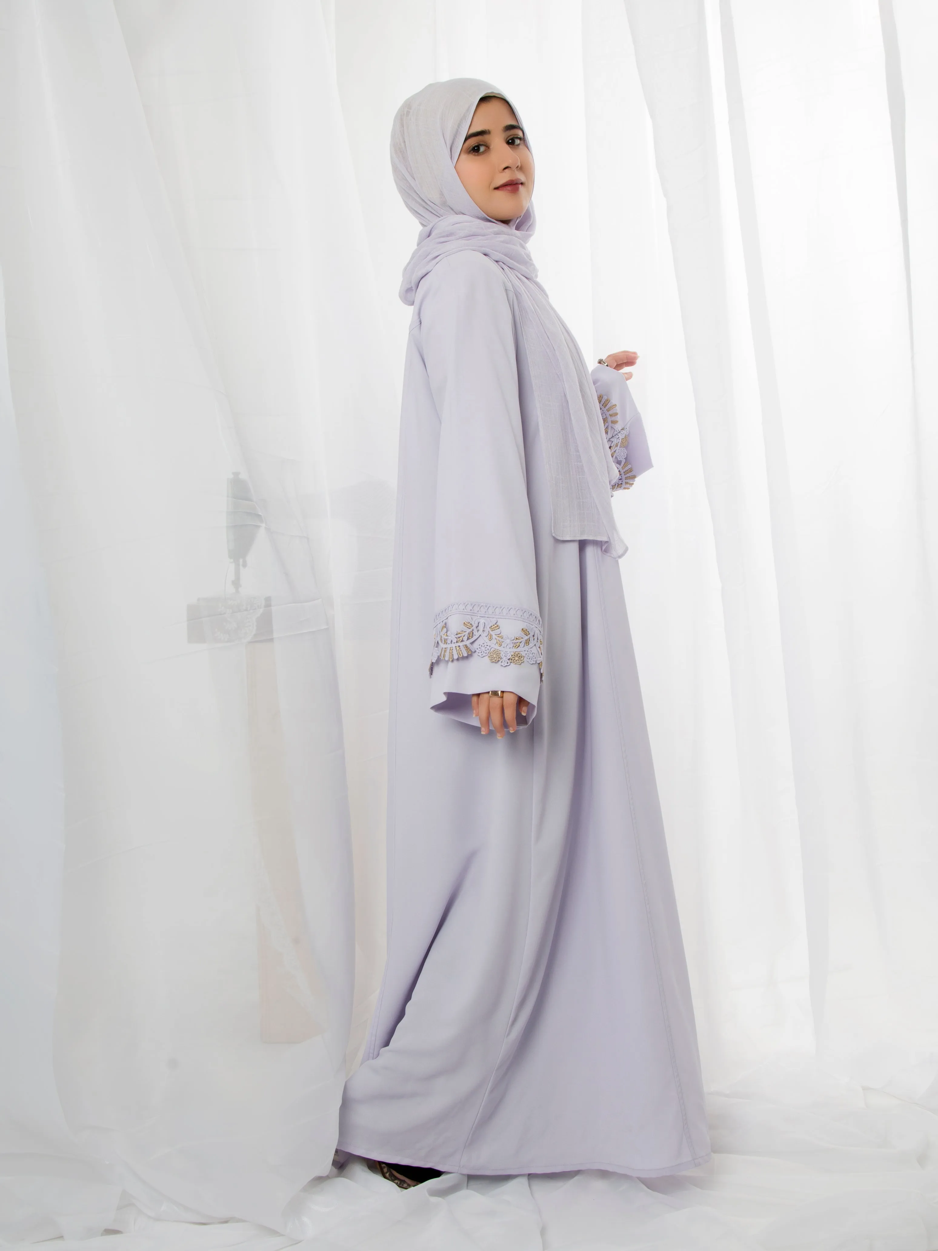 Samra Lace Abaya (Lilac)