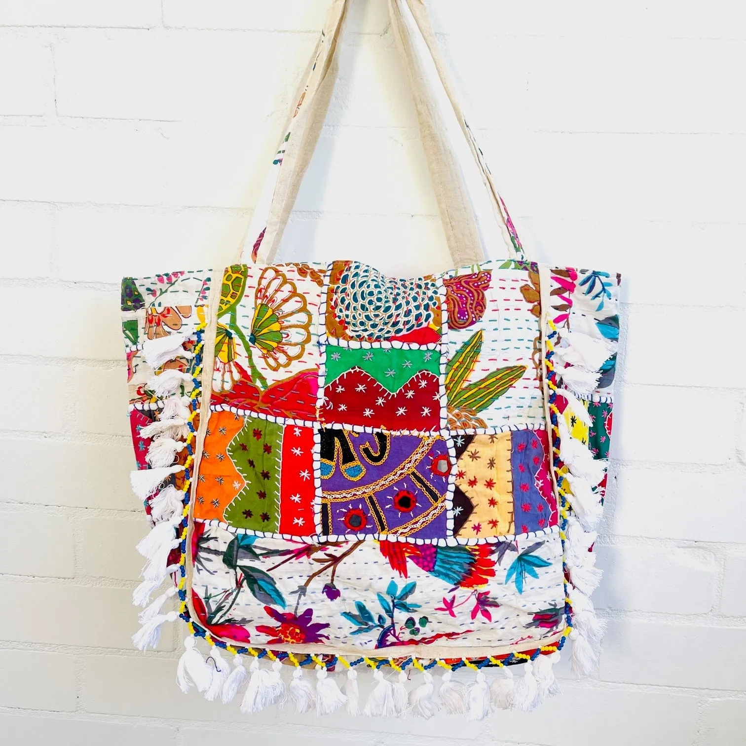 TASSELED WHITE SHOULDER BAG 52X43CM