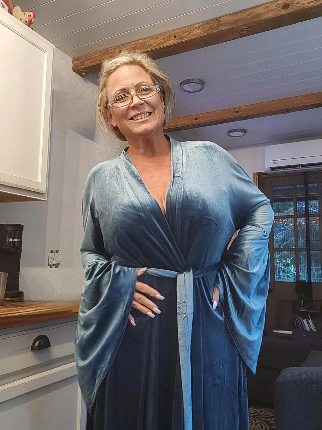 Tianzhihe Velvet Bridal Robe Long Flare Sleeves Nightgown Sleepwear Loose Warm Bathgown