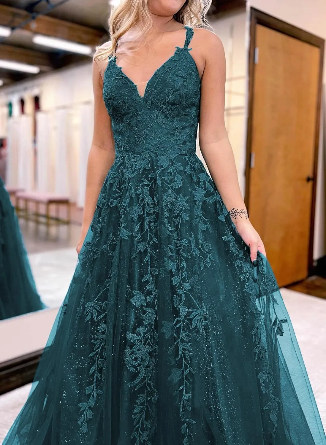Women's Tulle Prom Dresses Long V Neck Spaghetti Straps Lace Appliques Glitter Formal Evening Party Gowns